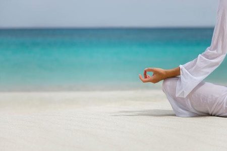 Yoga in riva al mare